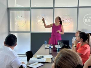 Foto de gerente de la fábrica de licores haciendo exposición en junta directiva