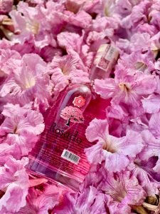 Aguardiente Rosado del Tolima entre flores de ocobos
